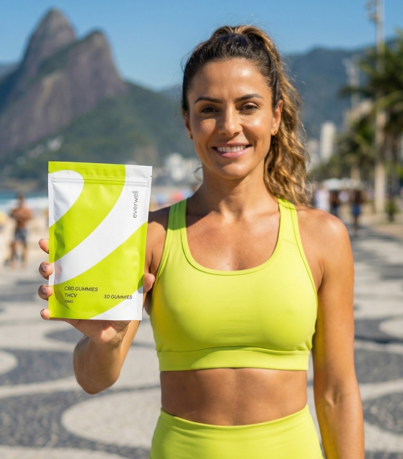 Mulher atlética na praia com o gummy THCV Everwell